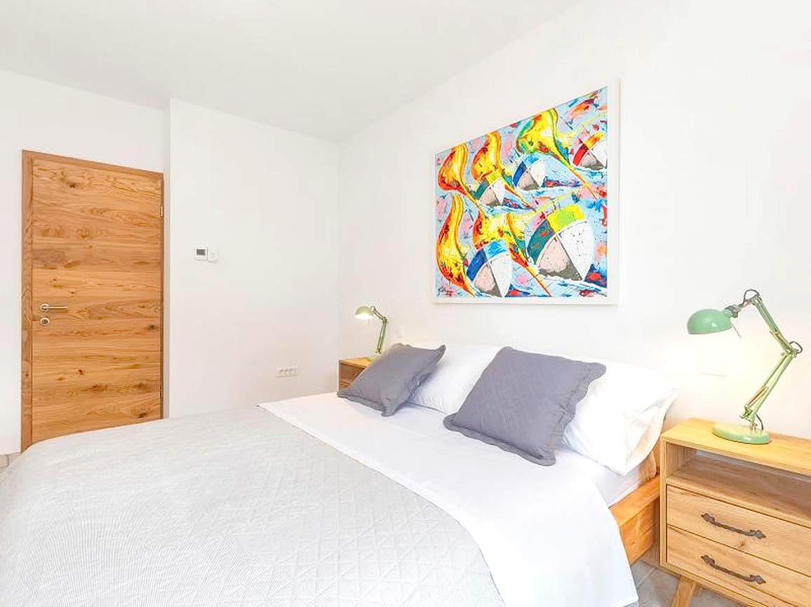 Okolica Krka, hiša s 3 stanovanjskimi enotami s pogledom na morje in bazenom!