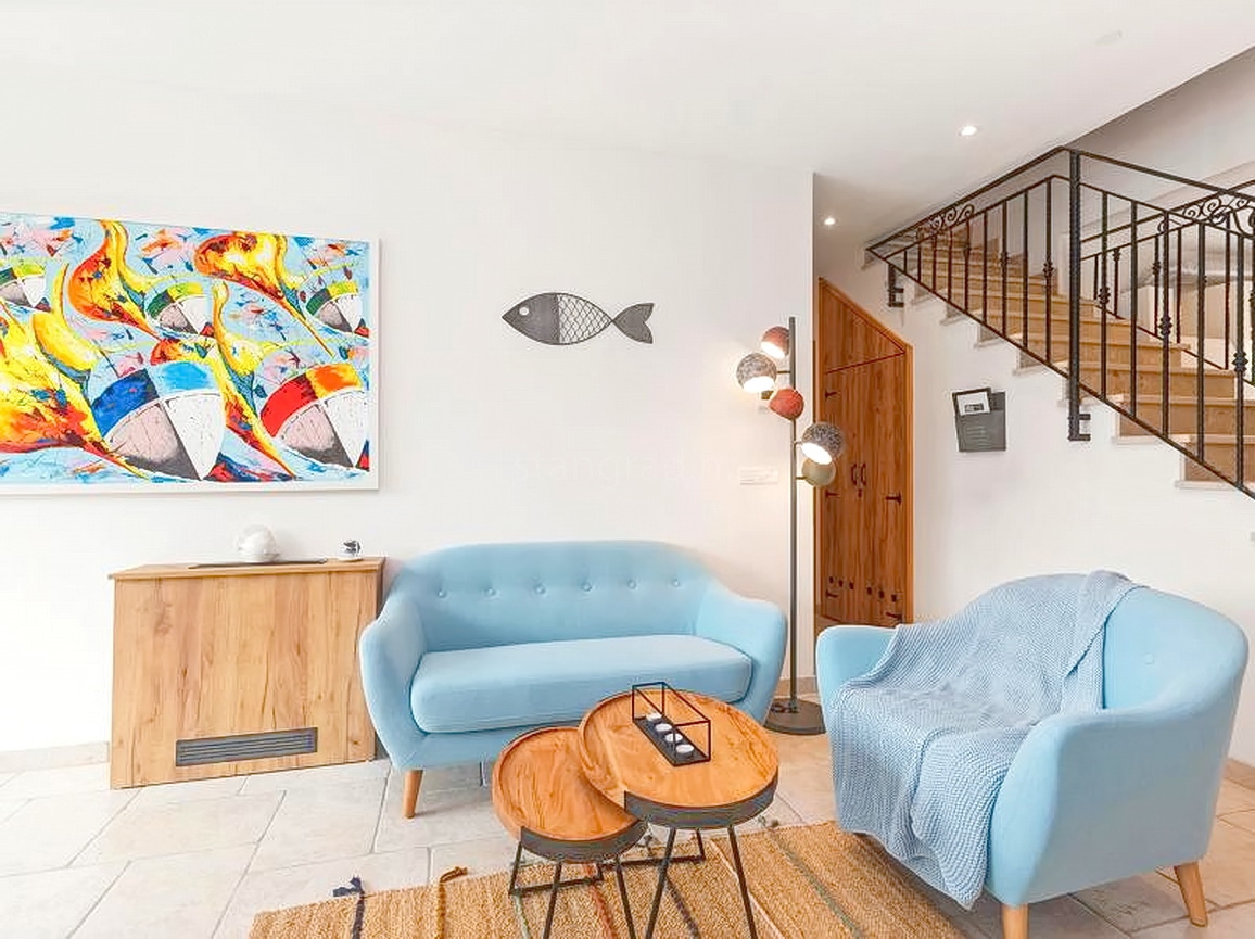 Okolica Krka, hiša s 3 stanovanjskimi enotami s pogledom na morje in bazenom!