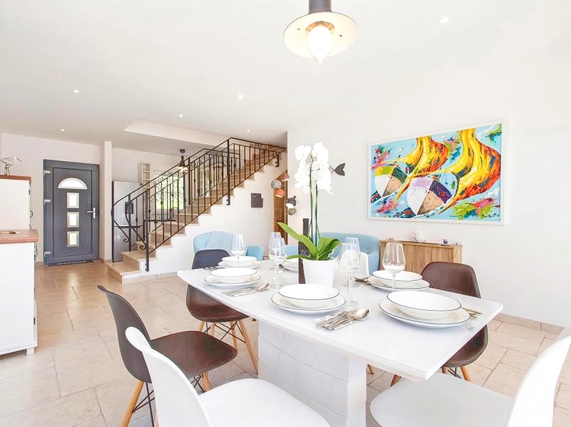 Okolica Krka, hiša s 3 stanovanjskimi enotami s pogledom na morje in bazenom!