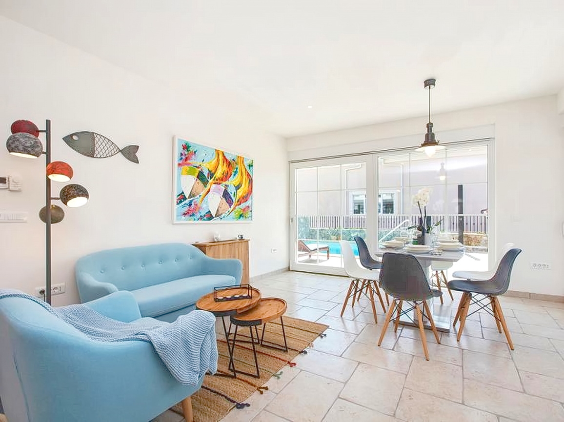 Okolica Krka, hiša s 3 stanovanjskimi enotami s pogledom na morje in bazenom!