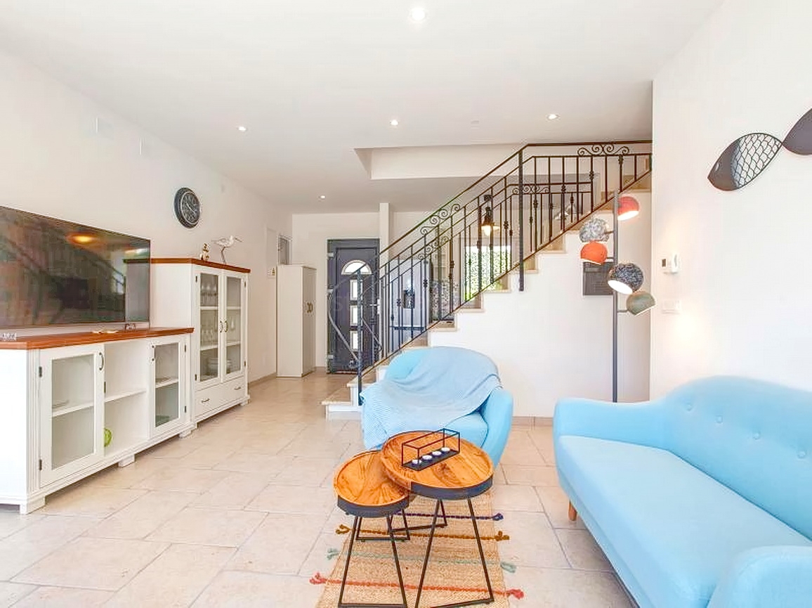 Okolica Krka, hiša s 3 stanovanjskimi enotami s pogledom na morje in bazenom!