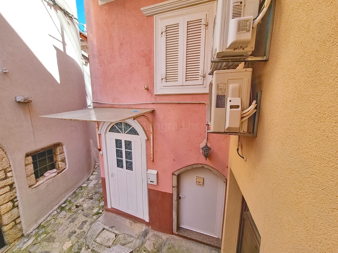 Krk, polsamostojna hiša na odlični lokaciji tik ob morju!