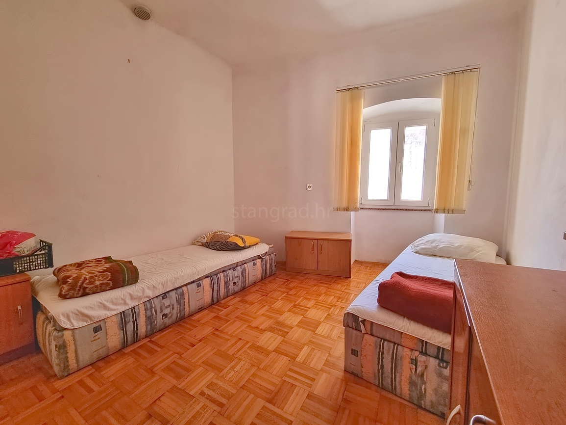 Krk, polsamostojna hiša na odlični lokaciji tik ob morju!