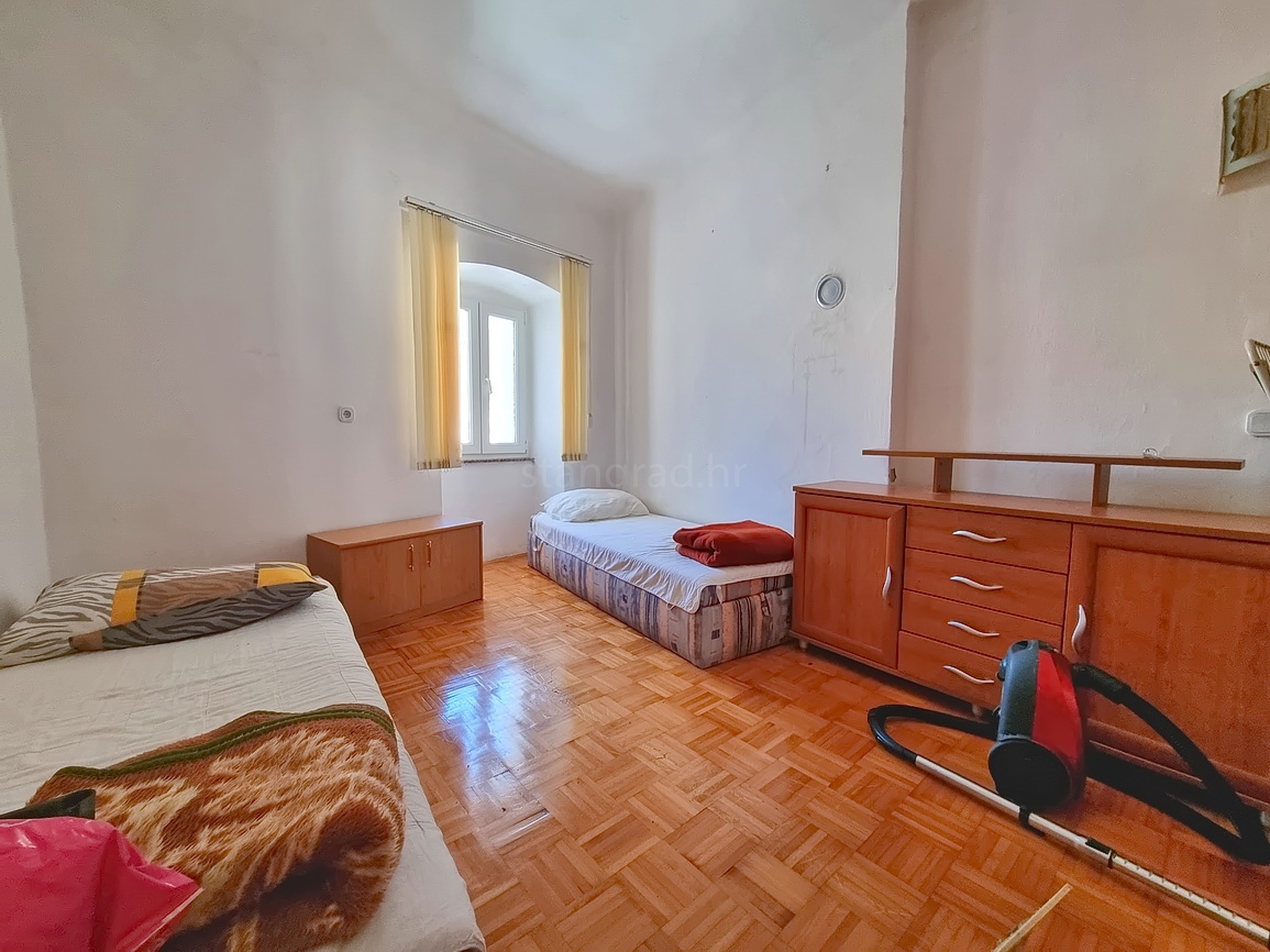 Krk, polsamostojna hiša na odlični lokaciji tik ob morju!