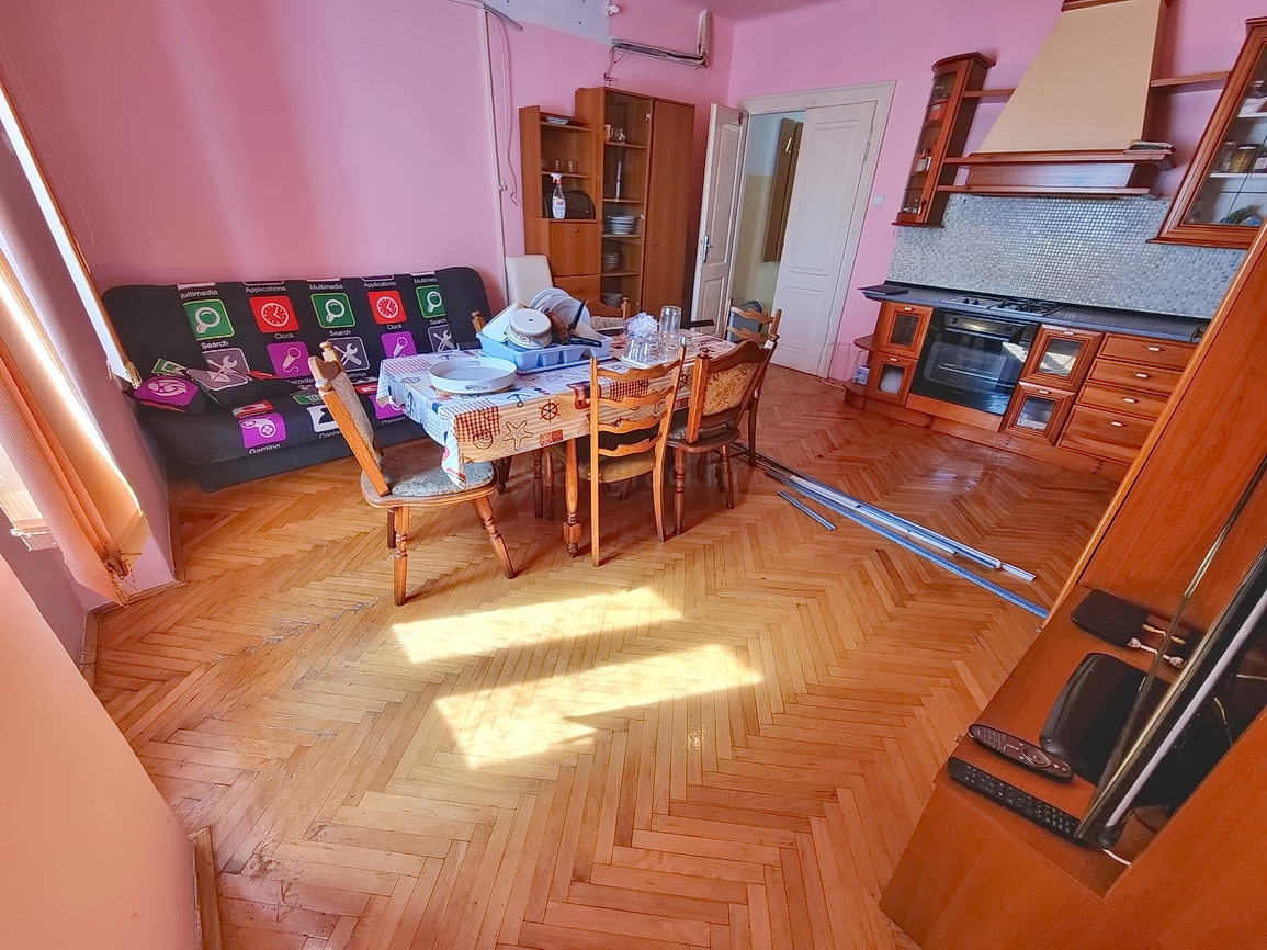 Krk, polsamostojna hiša na odlični lokaciji tik ob morju!