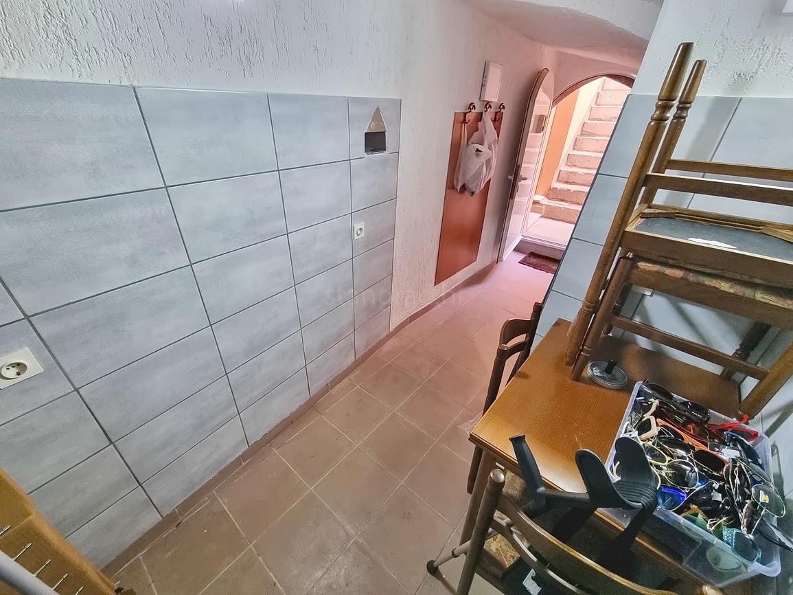 Krk, polsamostojna hiša na odlični lokaciji tik ob morju!