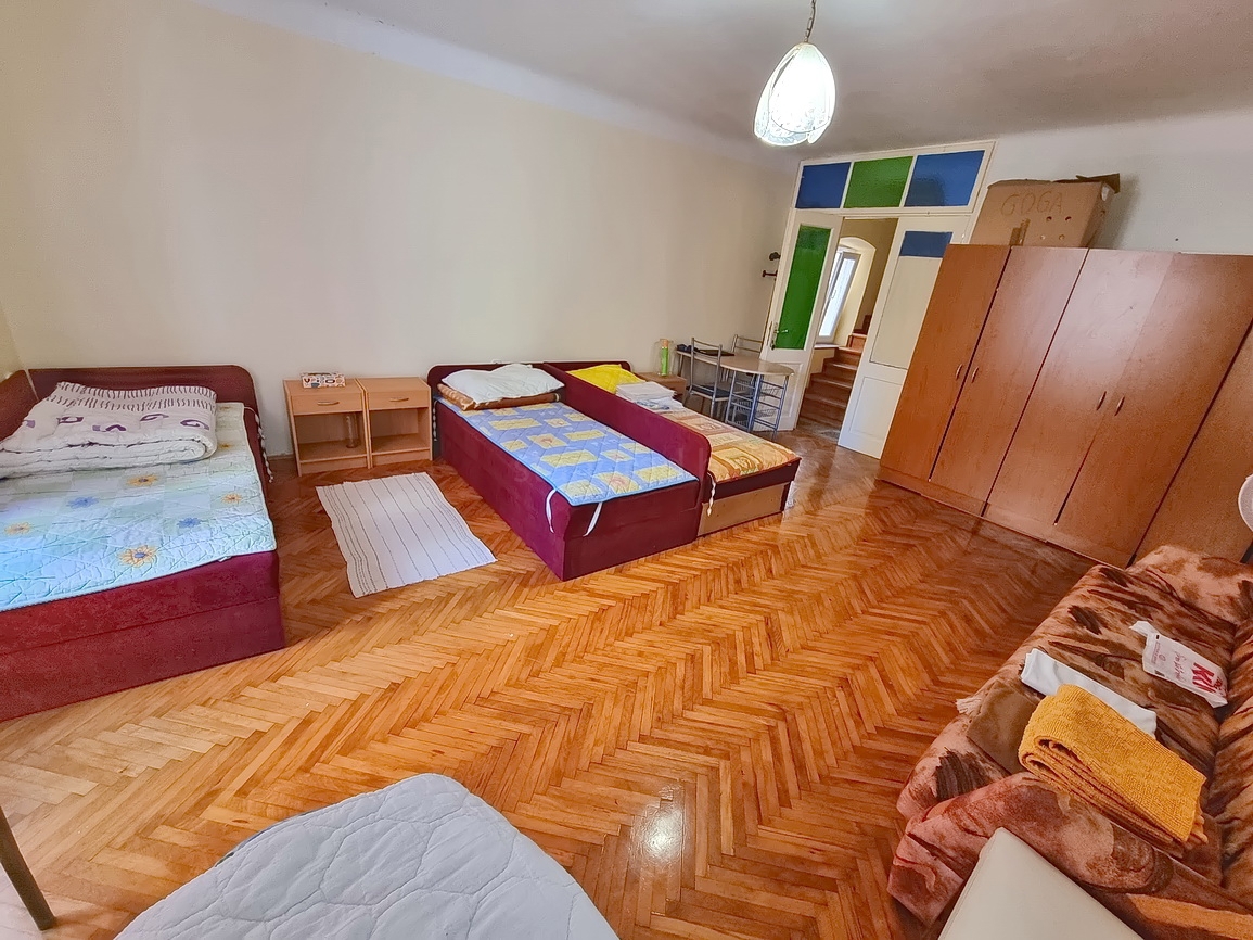 Krk, polsamostojna hiša na odlični lokaciji tik ob morju!