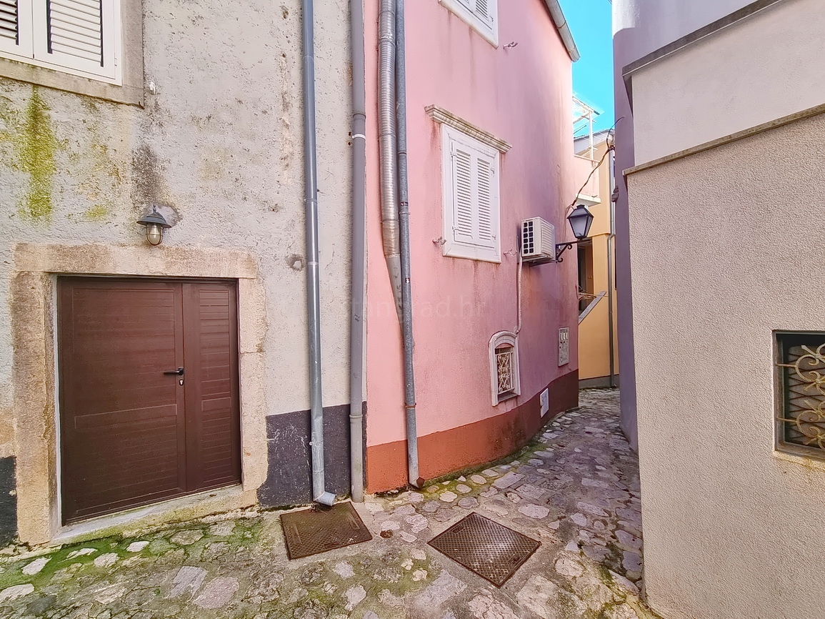 Krk, polsamostojna hiša na odlični lokaciji tik ob morju!