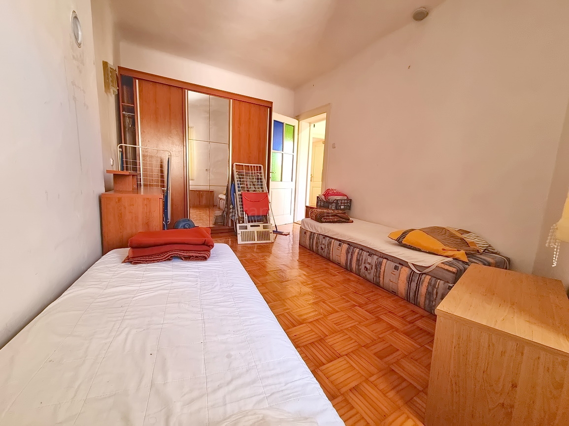 Krk, polsamostojna hiša na odlični lokaciji tik ob morju!