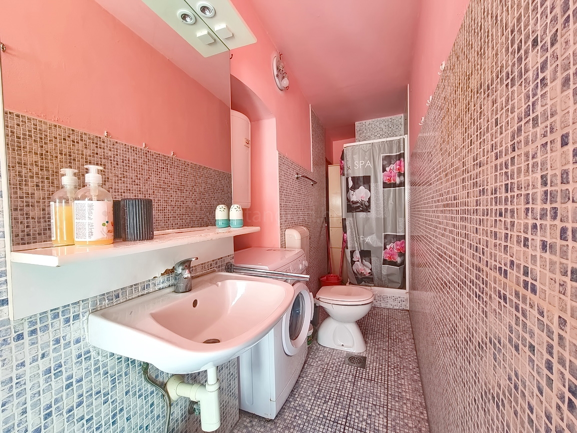 Krk, polsamostojna hiša na odlični lokaciji tik ob morju!