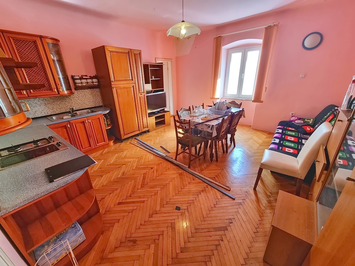 Krk, polsamostojna hiša na odlični lokaciji tik ob morju!