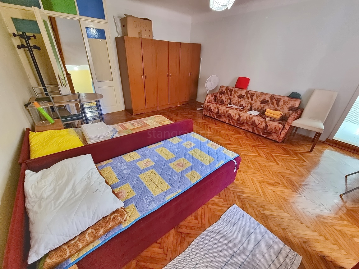 Krk, polsamostojna hiša na odlični lokaciji tik ob morju!