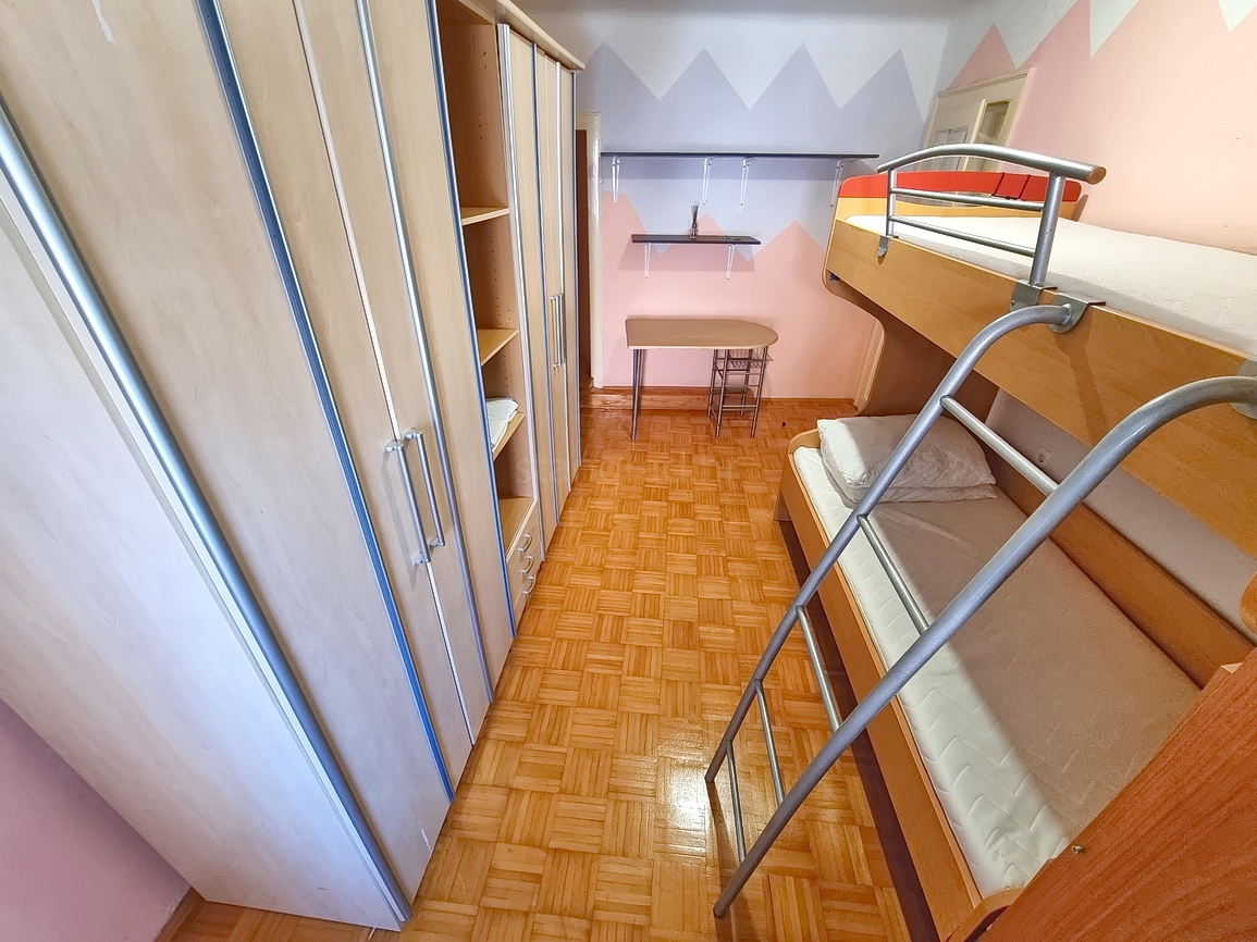 Krk, polsamostojna hiša na odlični lokaciji tik ob morju!