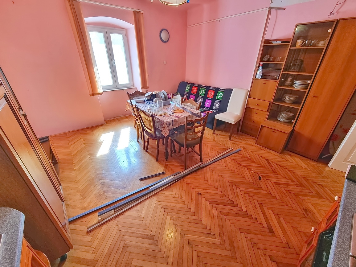 Krk, polsamostojna hiša na odlični lokaciji tik ob morju!