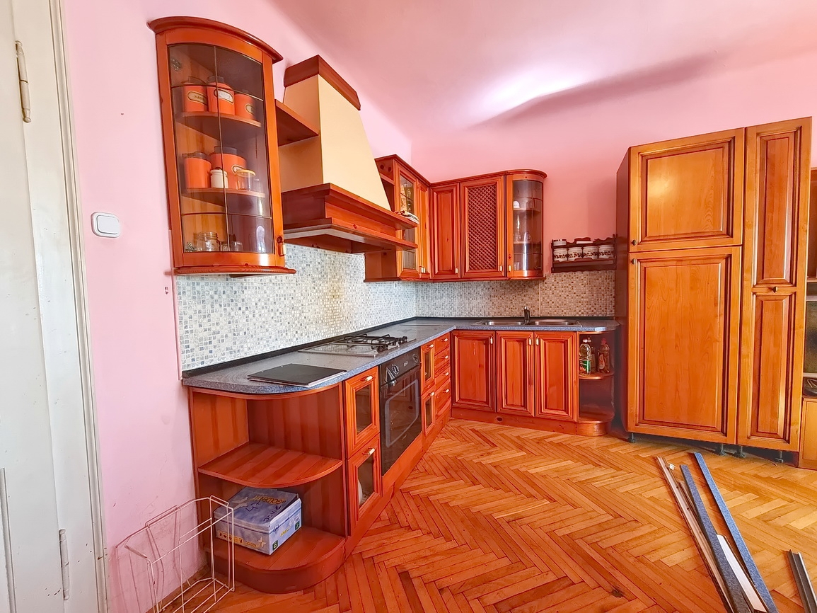 Krk, polsamostojna hiša na odlični lokaciji tik ob morju!