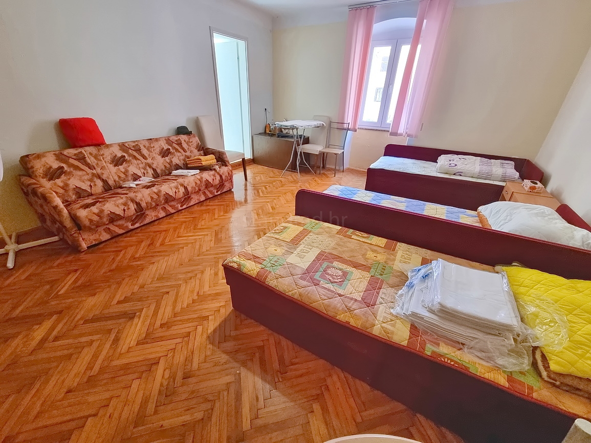 Krk, polsamostojna hiša na odlični lokaciji tik ob morju!