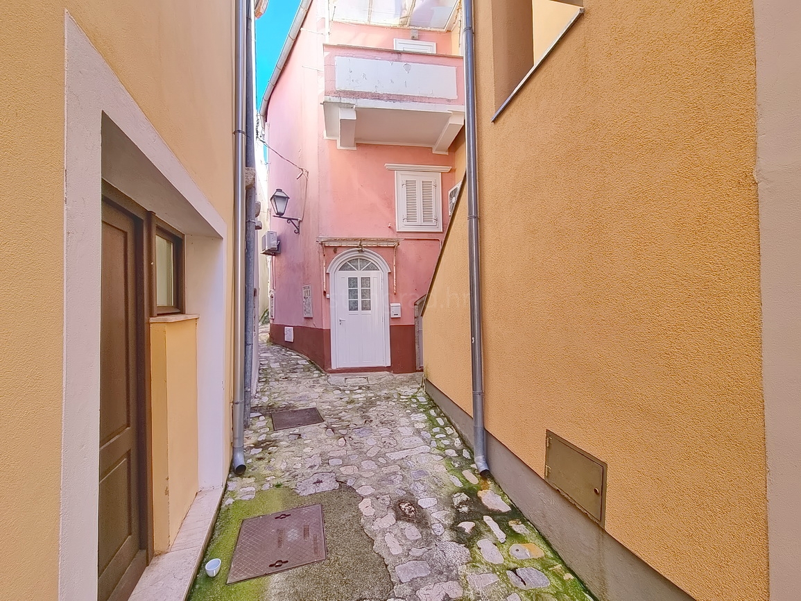 Krk, polsamostojna hiša na odlični lokaciji tik ob morju!