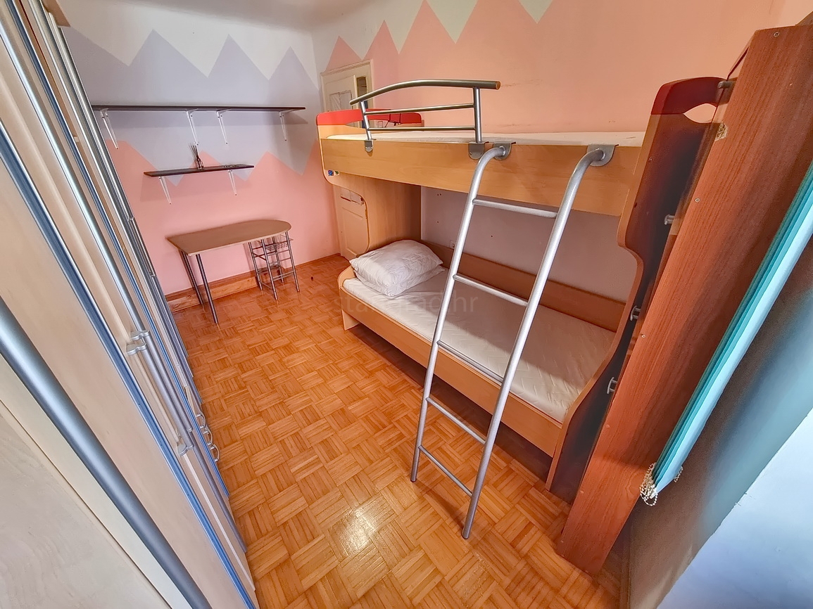 Krk, polsamostojna hiša na odlični lokaciji tik ob morju!