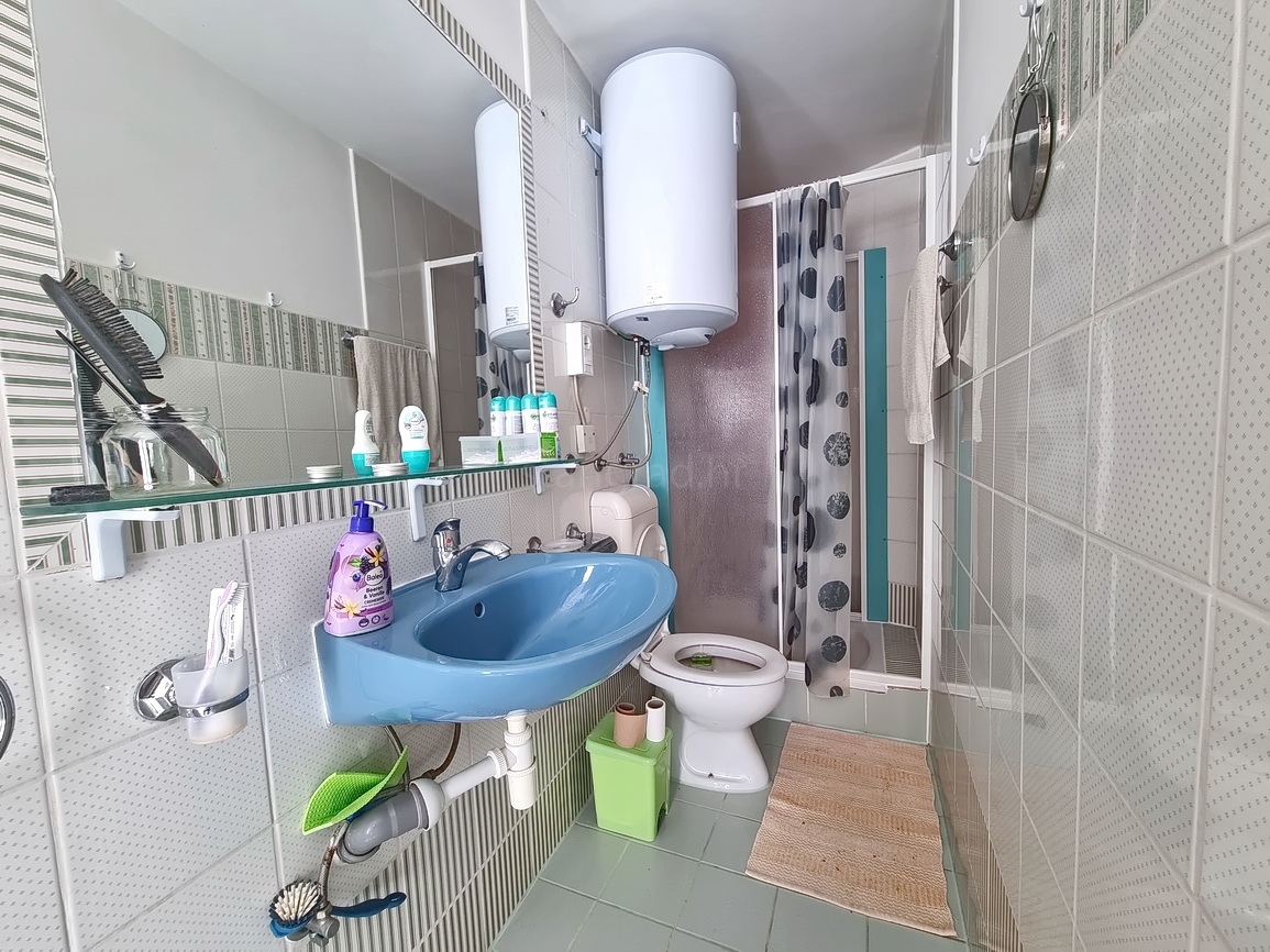 Krk, polsamostojna hiša na odlični lokaciji tik ob morju!