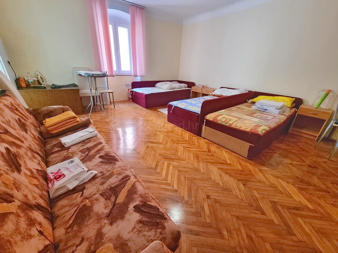 Krk, polsamostojna hiša na odlični lokaciji tik ob morju!