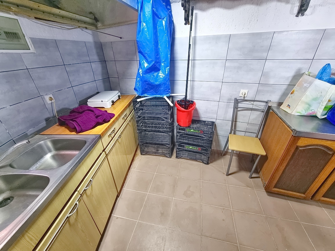 Krk, polsamostojna hiša na odlični lokaciji tik ob morju!