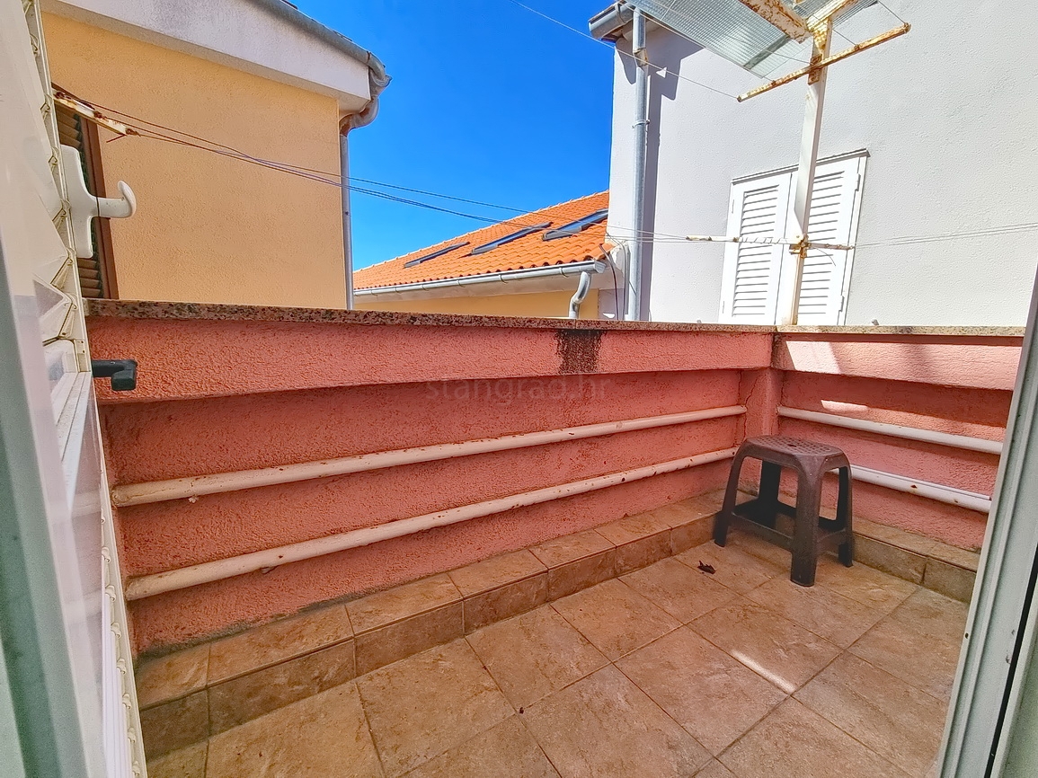 Krk, polsamostojna hiša na odlični lokaciji tik ob morju!