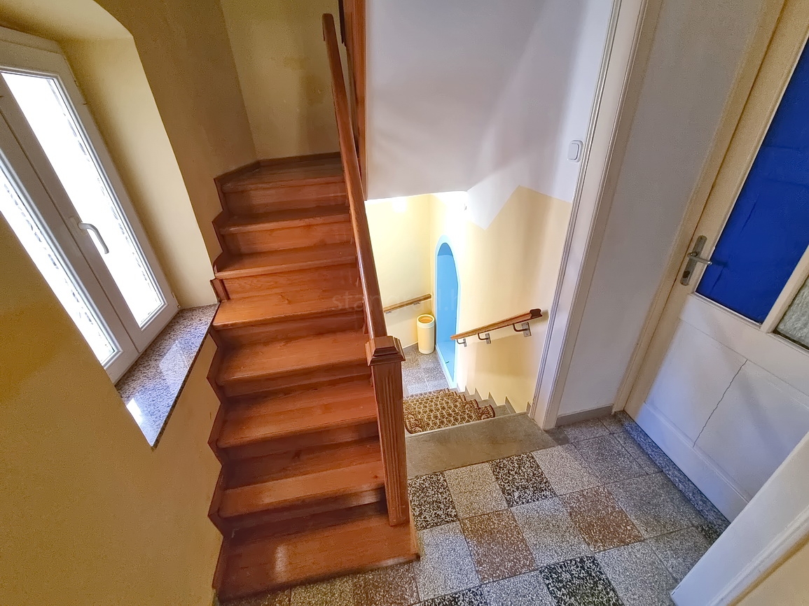 Krk, polsamostojna hiša na odlični lokaciji tik ob morju!