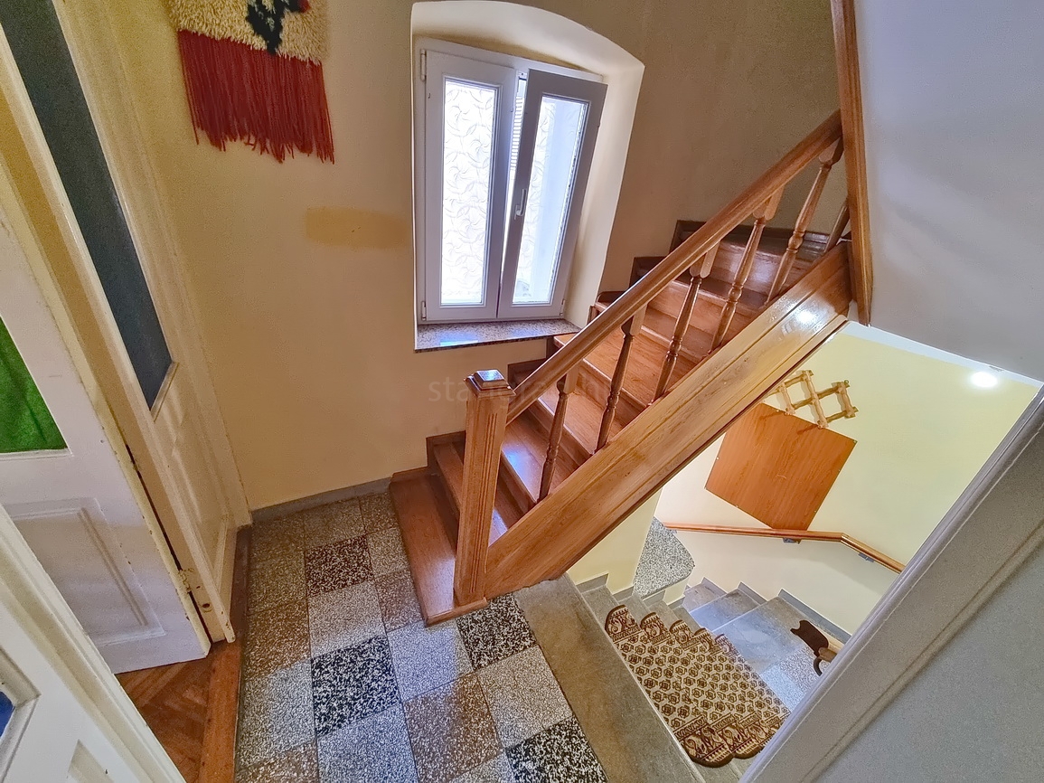 Krk, polsamostojna hiša na odlični lokaciji tik ob morju!