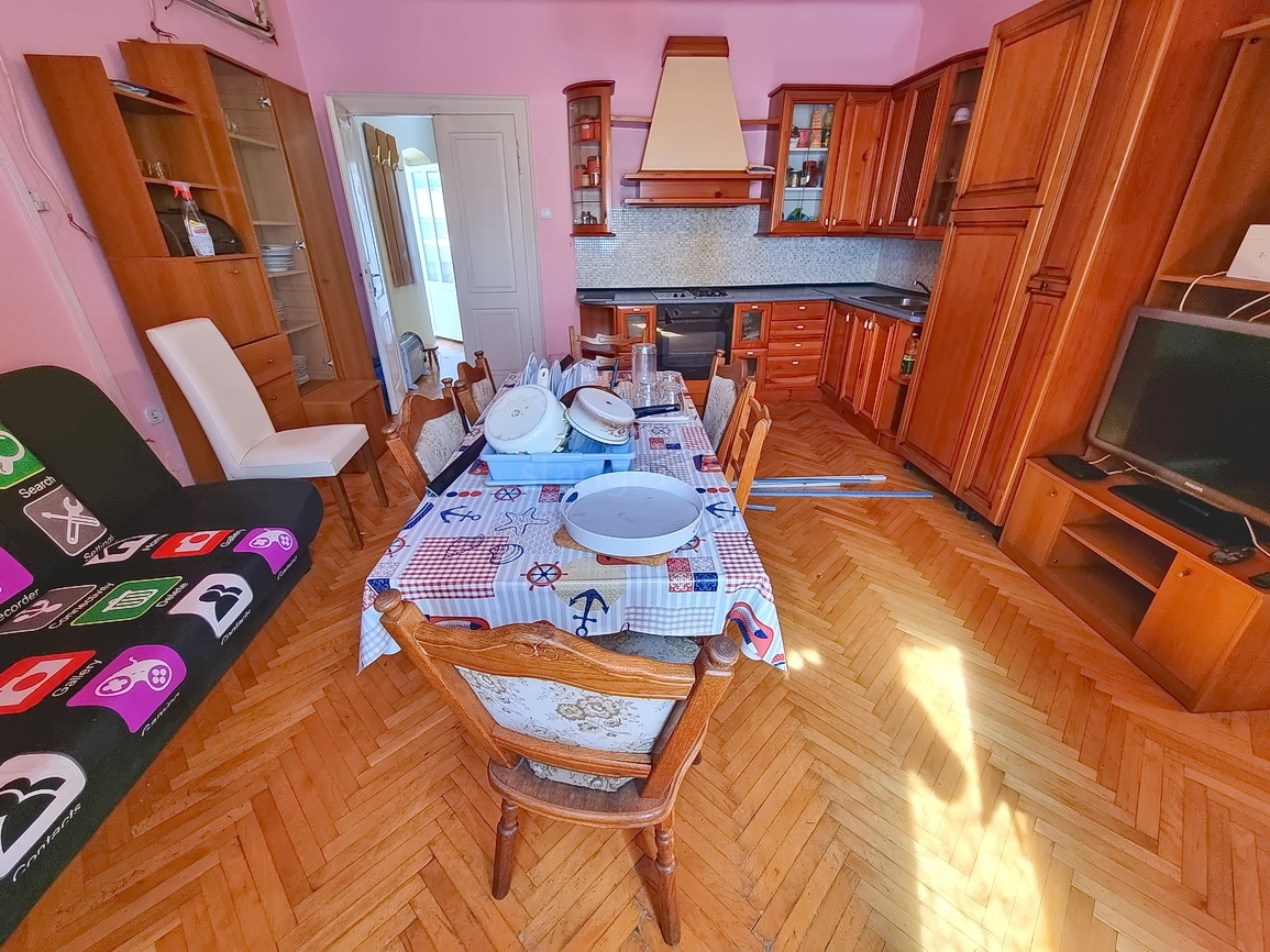 Krk, polsamostojna hiša na odlični lokaciji tik ob morju!