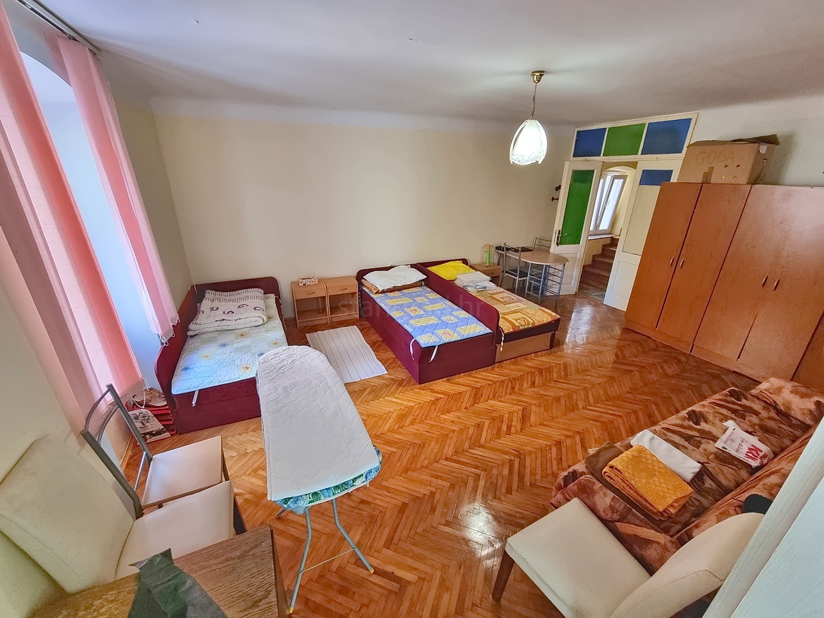 Krk, polsamostojna hiša na odlični lokaciji tik ob morju!