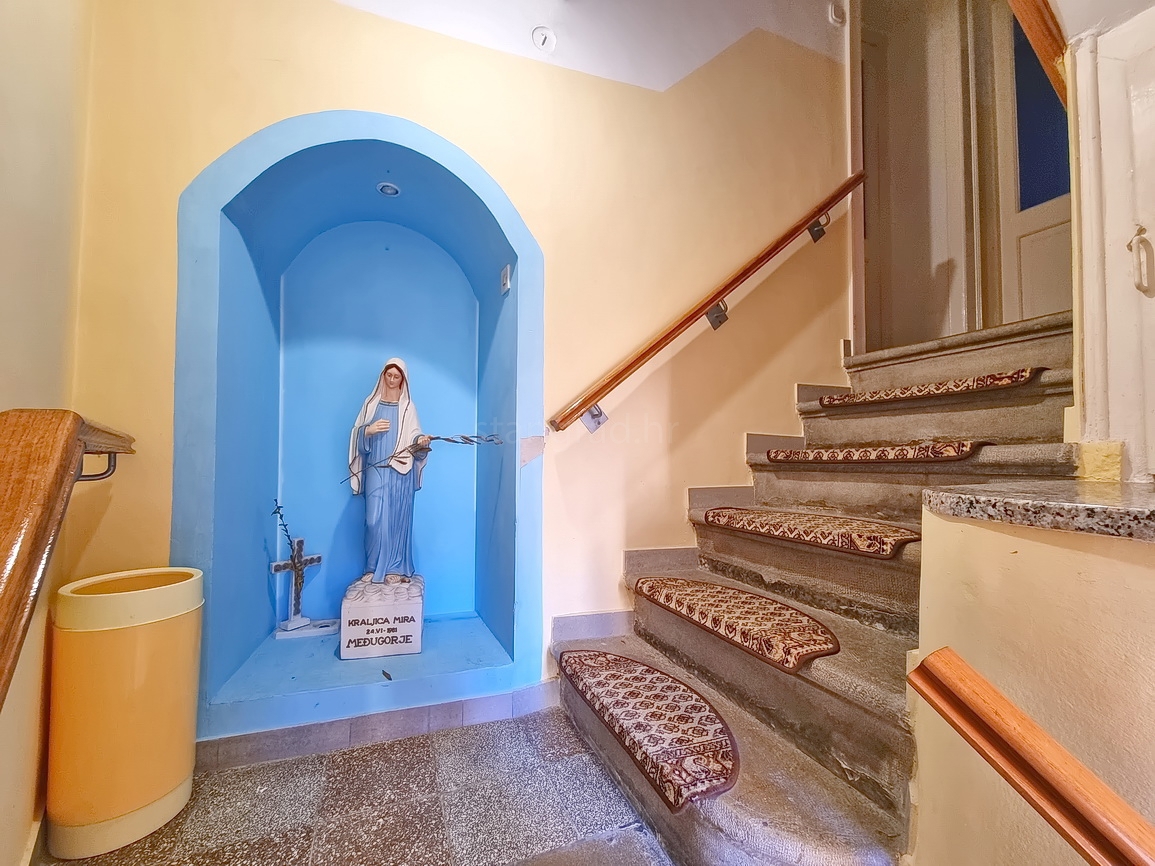 Krk, polsamostojna hiša na odlični lokaciji tik ob morju!