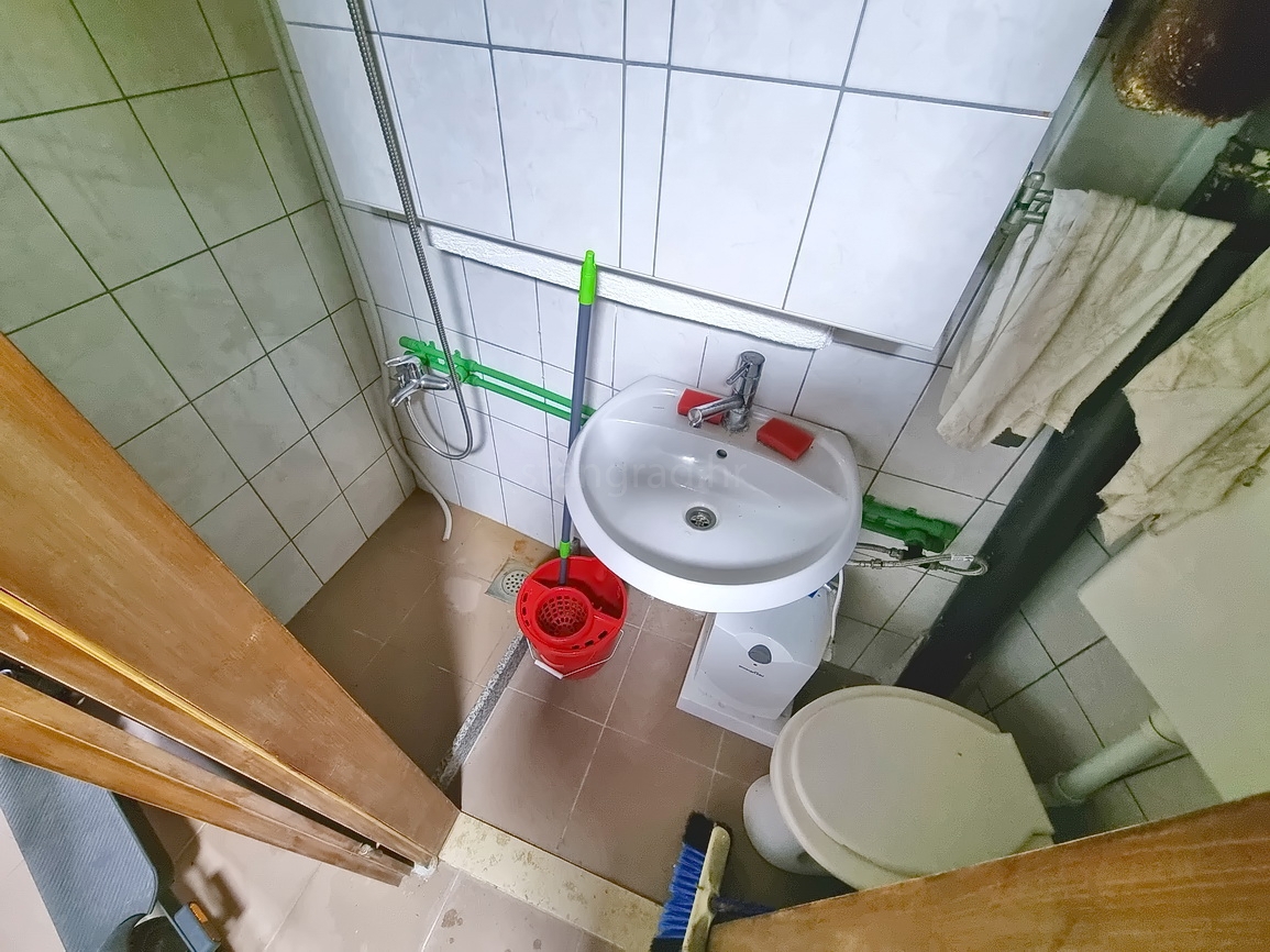 Krk, polsamostojna hiša na odlični lokaciji tik ob morju!