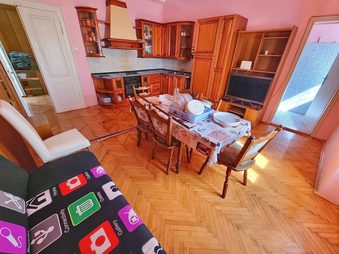 Krk, polsamostojna hiša na odlični lokaciji tik ob morju!