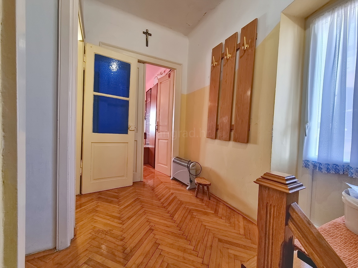 Krk, polsamostojna hiša na odlični lokaciji tik ob morju!