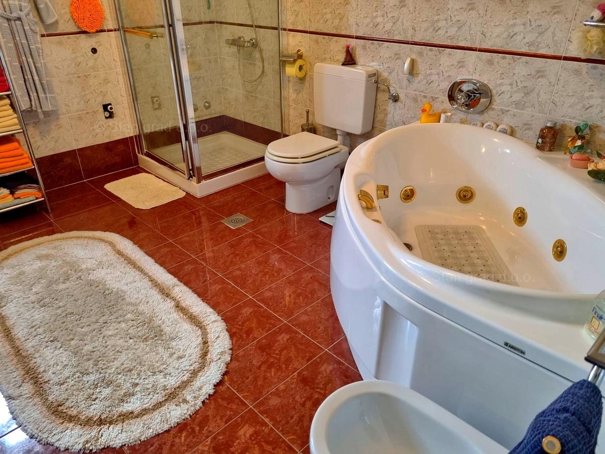 Malinska, okolica, samostojna hiša, 2 stanovanjski enoti, velik vrt, pogled na morje!