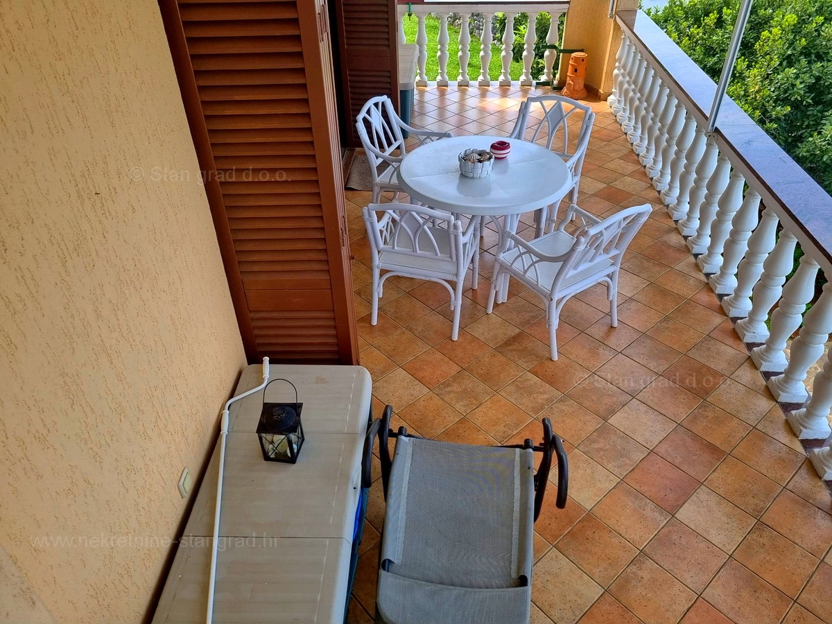 Malinska, okolica, samostojna hiša, 2 stanovanjski enoti, velik vrt, pogled na morje!