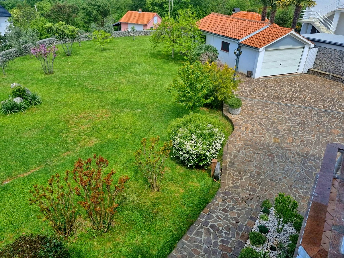 Malinska, okolica, samostojna hiša, 2 stanovanjski enoti, velik vrt, pogled na morje!
