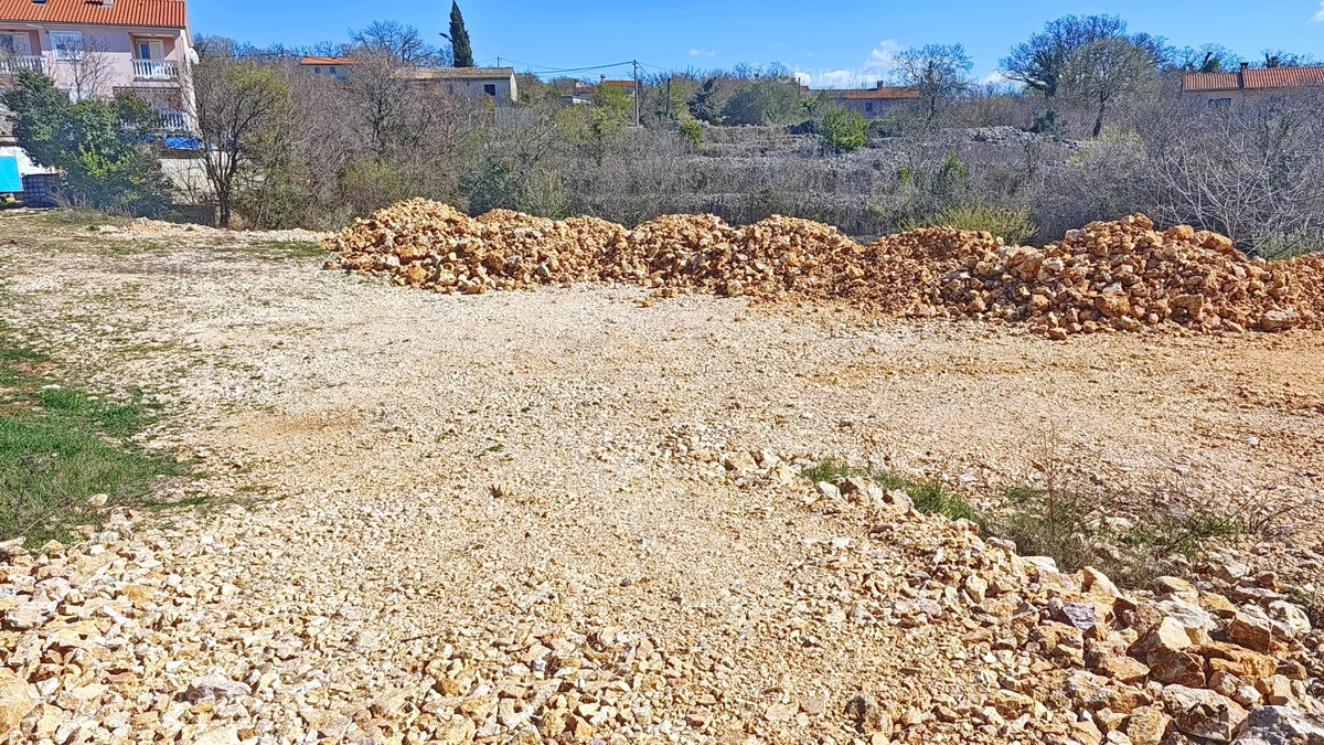 Dobrinj, Kras, zazidljivo zemljišče na mirni lokaciji!