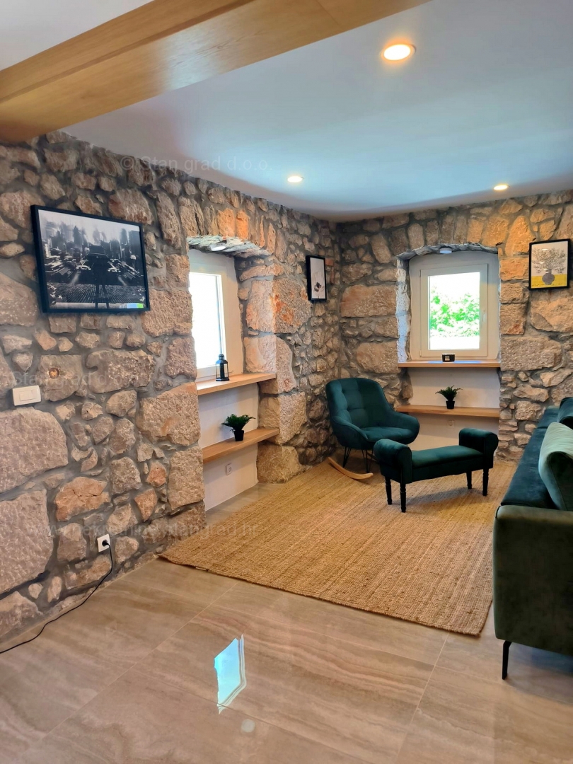 Malinska, okolica, prenovljena kamnita hiša z bazenom in vrtom