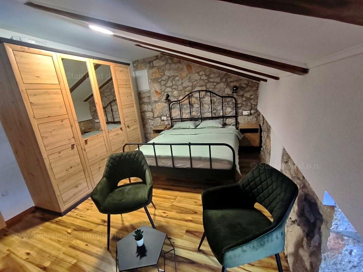 Malinska, okolica, prenovljena kamnita hiša z bazenom in vrtom