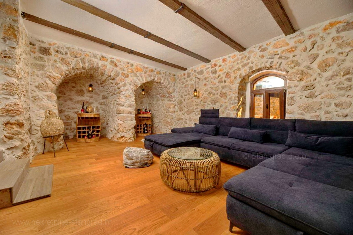Vrbnik, okolica, samostojna kamnita vila z bazenom