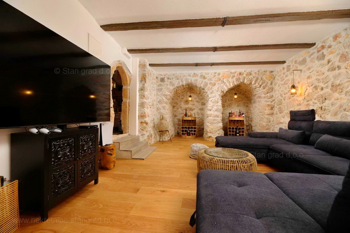 Vrbnik, okolica, samostojna kamnita vila z bazenom