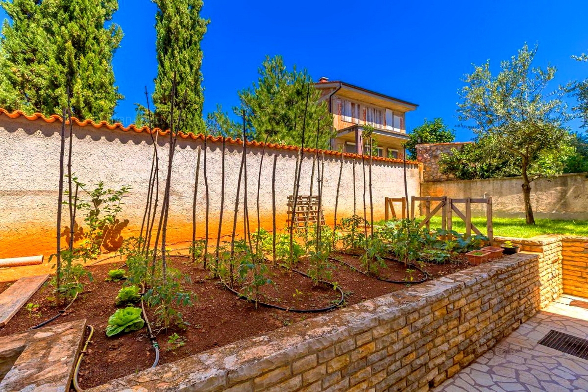 Krk, okolica, samostojna hiša s 3 apartmaji na mirni lokaciji!