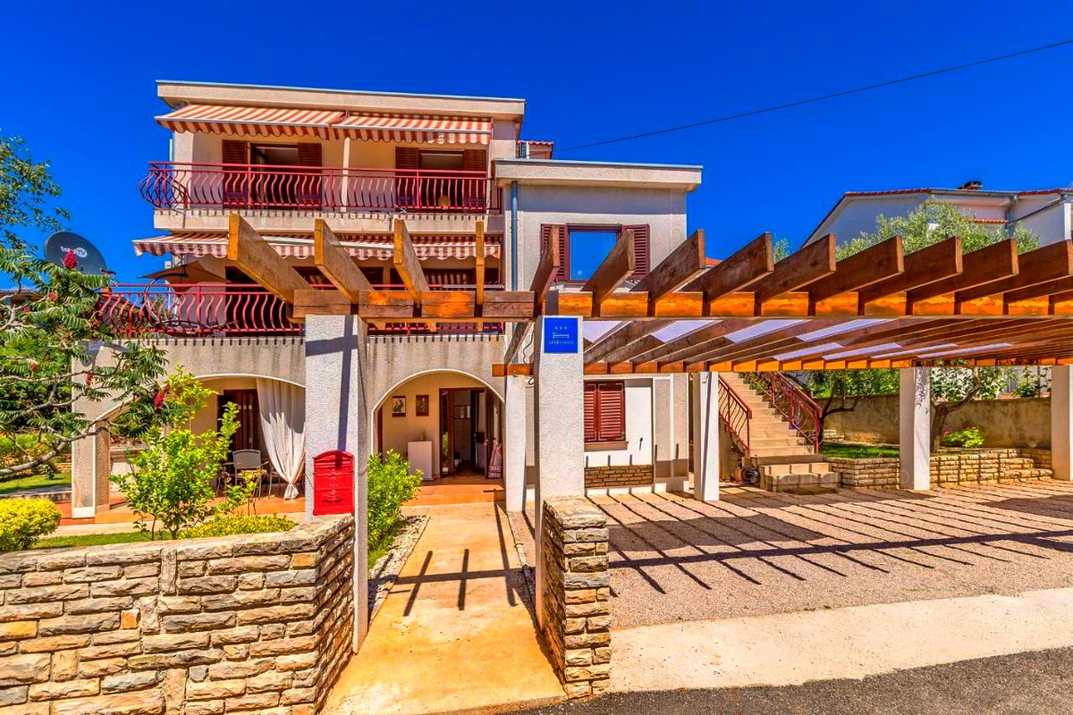 Krk, okolica, samostojna hiša s 3 apartmaji na mirni lokaciji!