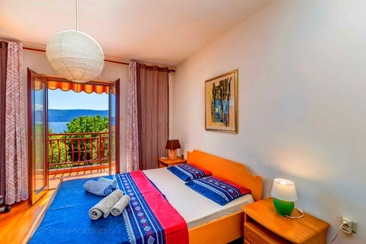 Krk, okolica, samostojna hiša s 3 apartmaji na mirni lokaciji!