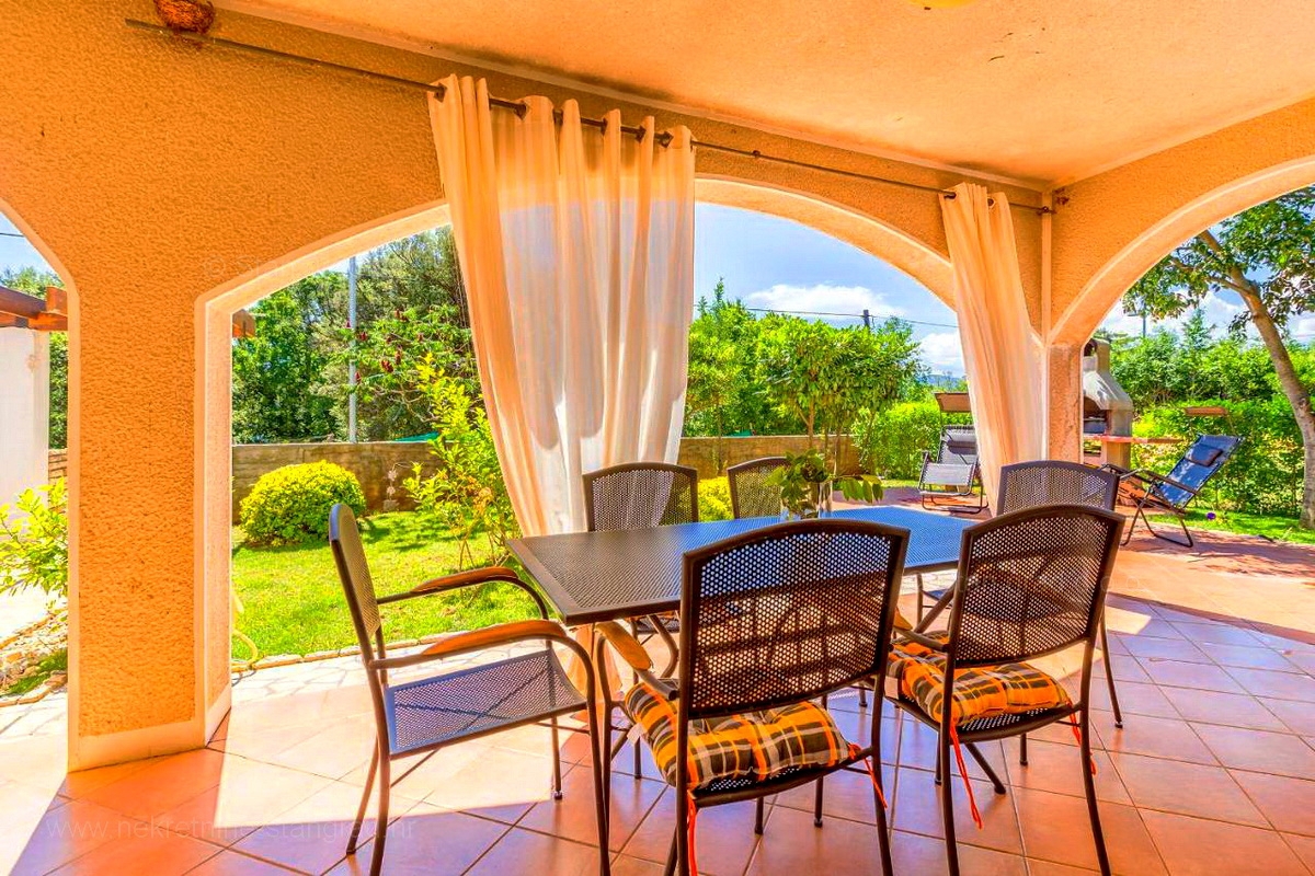 Krk, okolica, samostojna hiša s 3 apartmaji na mirni lokaciji!