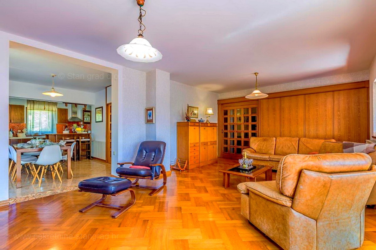 Krk, okolica, samostojna hiša s 3 apartmaji na mirni lokaciji!