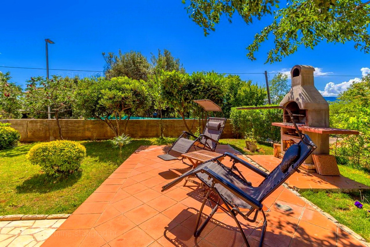 Krk, okolica, samostojna hiša s 3 apartmaji na mirni lokaciji!