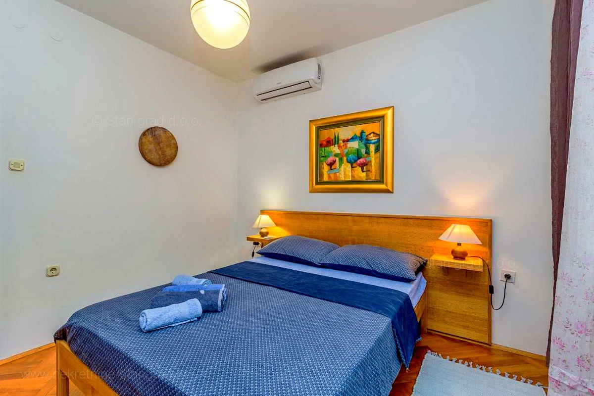 Krk, okolica, samostojna hiša s 3 apartmaji na mirni lokaciji!