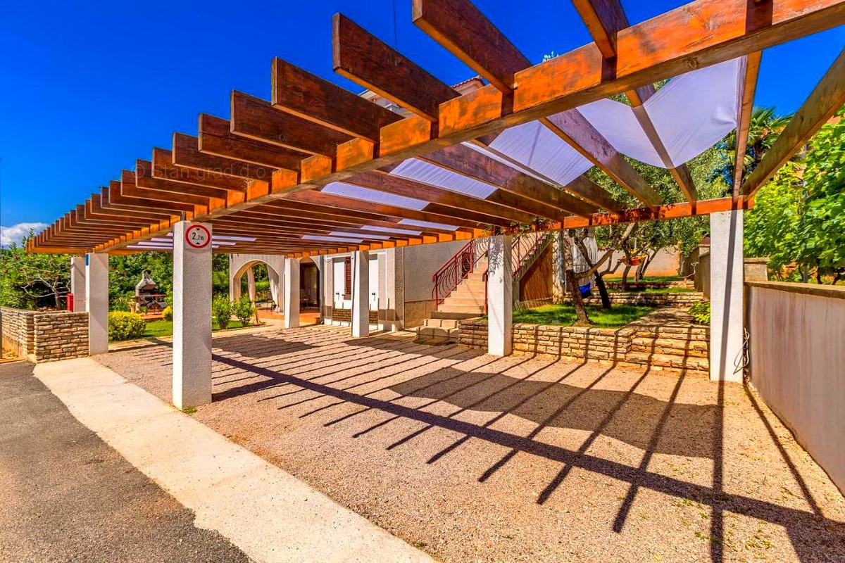 Krk, okolica, samostojna hiša s 3 apartmaji na mirni lokaciji!